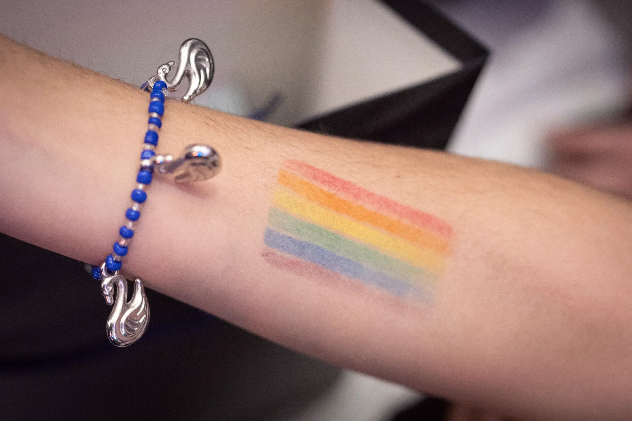 et tegnet prideflag på en arm
